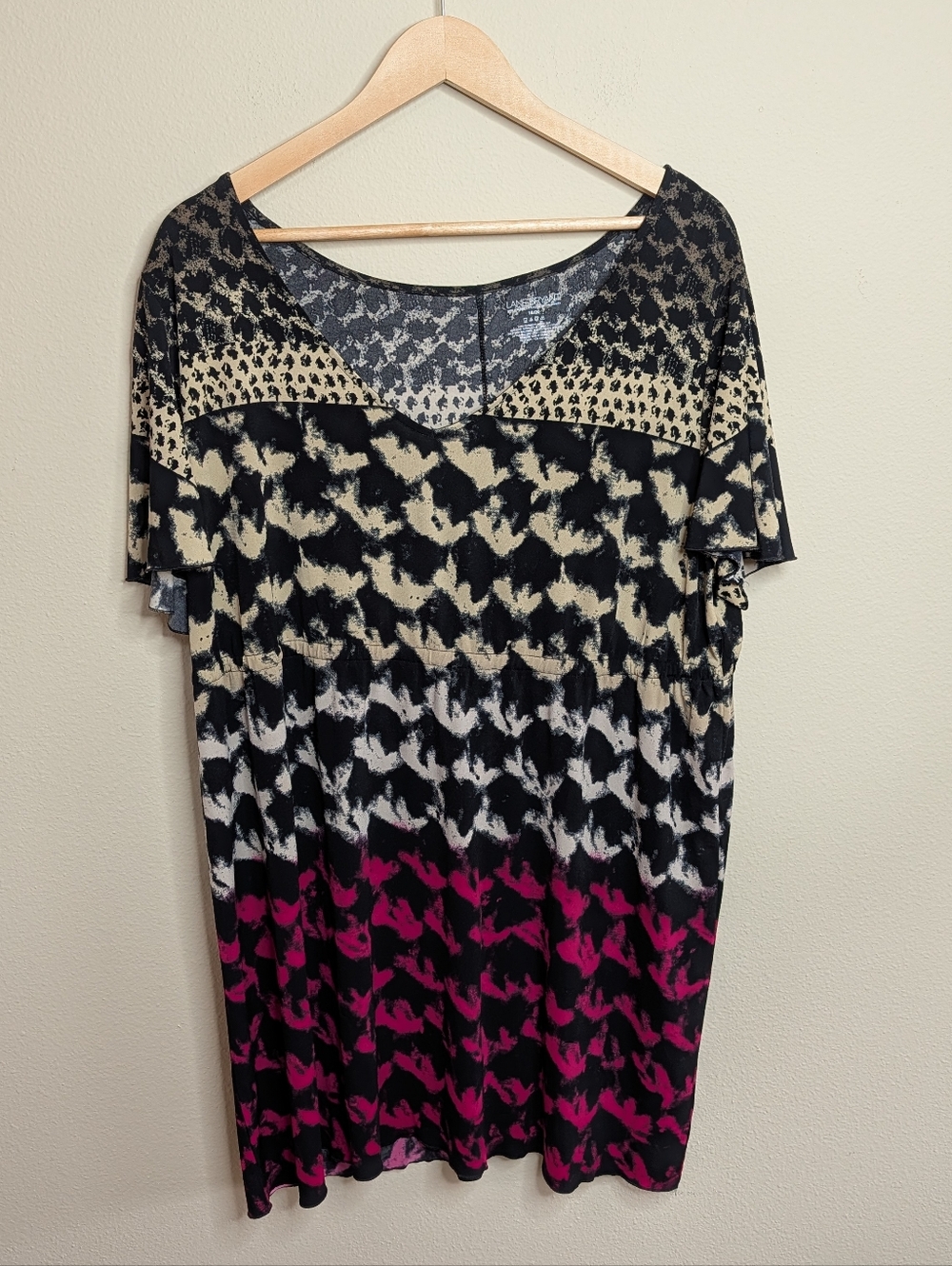 Lane Bryant Tunic Top 18/20 Black Cream Magenta Abstract Print Short Sleeve Plus